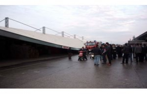 Mersin'de şiddetli yağmur meyve-sebze halini yıktı!