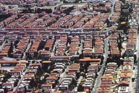 Komşunun yemek kokusunu önlemek için evinde bacamatiki üretti!