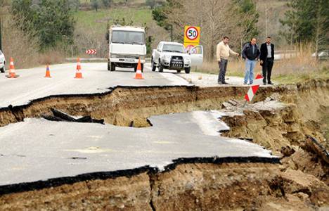 Çanakkale İzmir karayolu heyelan nedeniyle kaydı! 