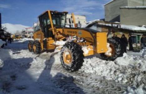 Varto'daki tek katlı evler kara gömüldü!