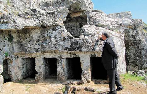 Thera antik kentini defineciler tahrip etti!