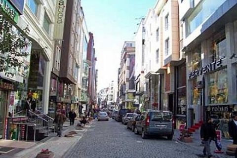 Laleli'de bozuk yol çilesine vatandaş tepki gösteriyor!