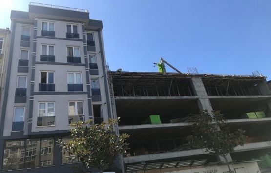 Kadıköy'de yan taraftaki inşaat, duvarı patlattı!