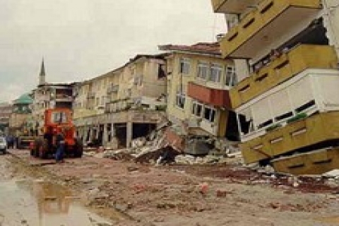 Süleyman Demirhan: Deprem yönetmeliğine uygun konut alınmalı!