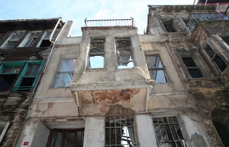 Fatih'teki 8 metruk bina yıkılıyor!