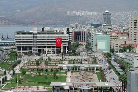 İzmir Konak'ta 900 bin TL'ye satılık 4 katlı bina!