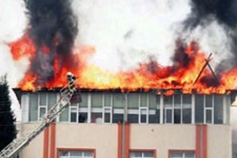 Kocaeli'de çatıda çalışma yapılırken yangın çıktı!