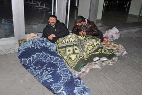 TOKİ'nin Adana Akkuyu 2. Etap'taki 7 daire için soğukta nöbet tuttular!