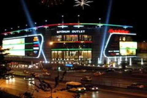 Optimum Outlet, 1'inci yaşını araba hediye ederek kutladı