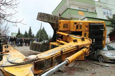 Samsun'daki iş makinesi kontrolden çıkınca evin duvarı yıkıldı!