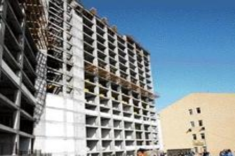 Hanplus İş Merkezi okul duvarına bitişik yükseliyor