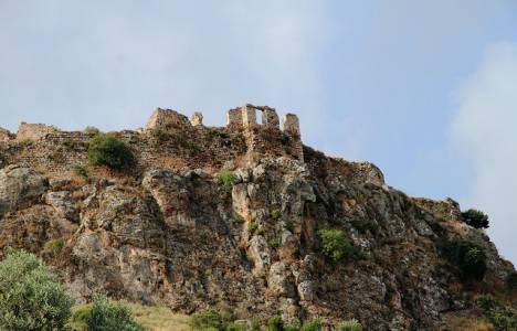 Beçin Kalesi'ndeki kazı çalışmalarında seramik parçaları bulundu!