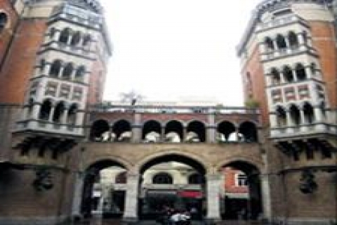 Azra Akın'ın sevgilisi Sent Antuan Kilisesi'nde oturuyor!