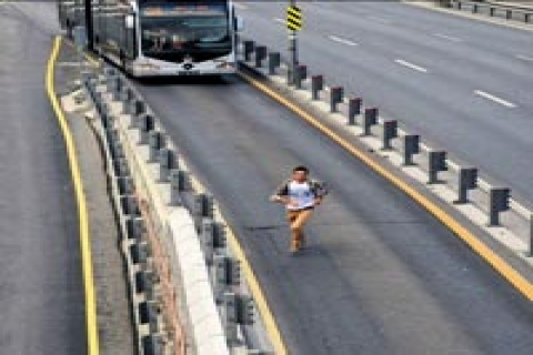  İşe giden İstanbullu Haliç'te otobüsten inip metrobüse koştu!