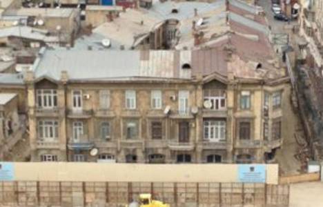 Bakü'deki tarihi bina yol yapım çalışması için kaydırıldı!