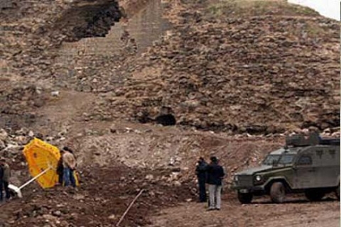 Mimarlar Odası Diyarbakır İçkale'deki kazılarda iş makinesi kullanılmasını istemiyor!