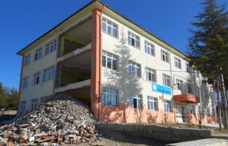 Pazarlar ilk ve ortaokulu binalarında güçlendirme çalışmaları devam ediyor!