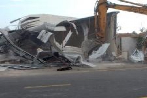 Adana Havalimanı'nın yanındaki kaçak yapılar yıkılıyor