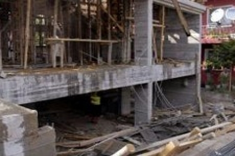 Ankara'da inşaat halindeki binanın balkonu çöktü!