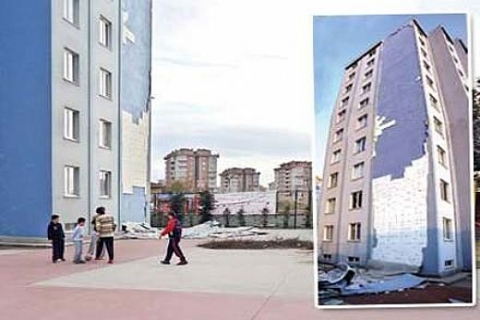 Beylikdüzü'nde Erguvan Konutları sitesinin dış cephe mantolaması, çocuk parkının yanına çöktü!