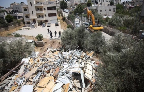 İsrail Batı Şeria'da Filistinli ailenin evini yıktı!