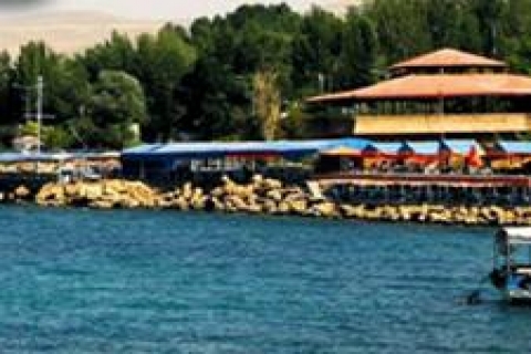 Kıyısındaki çarpık yapılaşma Van Gölü'nü tehdit ediyor