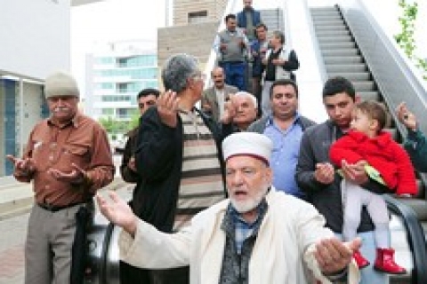 Antalya'da mahalleli üst geçitlerinin çalışması için dua etti!