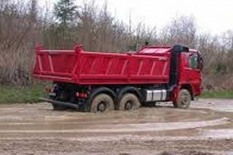 Pendik halkı inşaat kamyonlarının yolunu kesti!