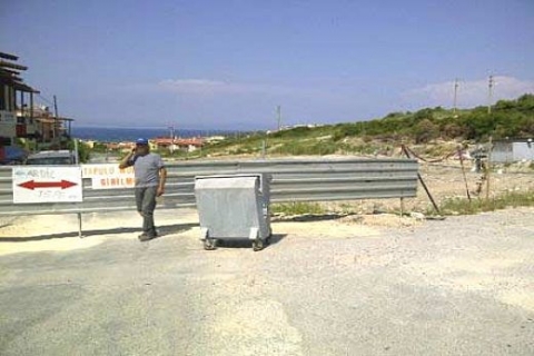 İzmir Karaburun'daki 40 yıllık yolu, çit kurarak ulaşıma kapattı!