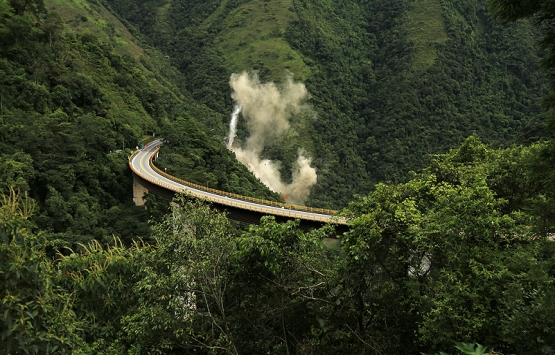 Kolombiya daki köprü inşaatı patlayıcılarla yıkıldı!