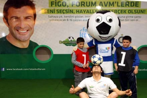Figo, Inter Milan'ın yaz kampına götüreceği çocukları Forum İstanbul'da seçecek!