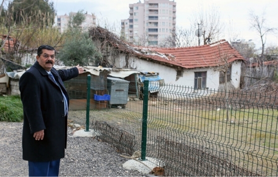 Antalya Muratpaşa da evler zeminin göçmesiyle yana ve öne doğru yatmaya başladı! 