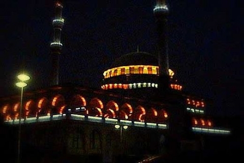 Marmara İlahiyat Camisi yıkılıp yeniden yapılıyor!