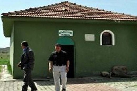 Türbe ve mezarlığa haciz geldi!