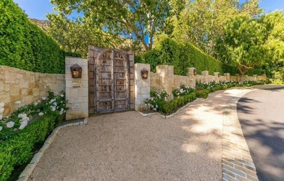 Prens Harry ve Meghan Markle Kylie Jenner ın Malibu daki evine talip!