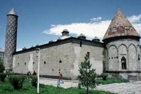 Yakutiye Medresesi ağaçlardan arınınca mimarisi ortaya çıktı!