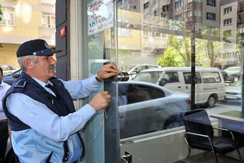 Bahçelievler'deki oto galeriler mühürlenmemek için emlakçı oluverdi!