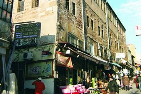 Şekerci Han ilim ve kültür merkeziydi, şimdi harabeye dönmüş bir bina!