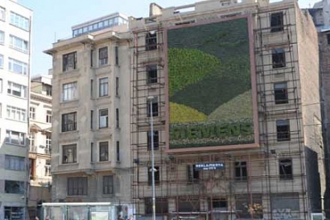 Siemens Ev Aletleri, Tarlabaşı'ndaki tarihi binanın cephesine canlı dikey bahçe kurdu!