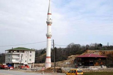 Rize Kalkandere'de ahşap cami taşınınca minaresi yalnız kaldı!