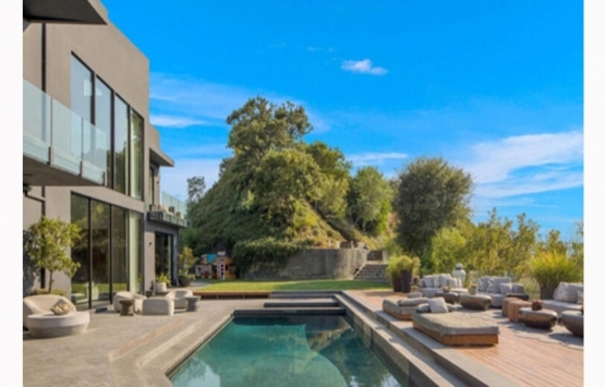 John Legend ve Chrissy Teigen Beverly Hills teki evlerini 24 milyon dolara satıyor!