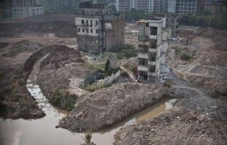 Çin'de halk dönüşüme ikna olmayınca evlerin önüne hendek kazıldı! 