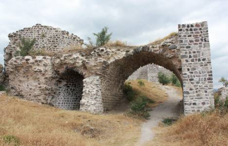 Niksar Kalesi'ndeki surlardaki onarım çalışması tamamlandı!