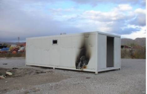  Van depreminde kurulan konteynerlar tahrip edildi! 