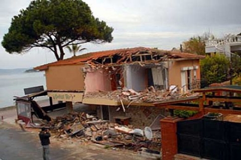 Kuşadası'nda tahliye edilen kiracı villayı yıktırdı!