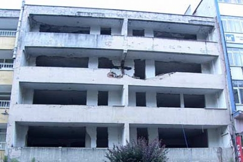 Van'daki orta hasarlı binalara karot almak suretiyle yeni incelemeler yapılıyor!