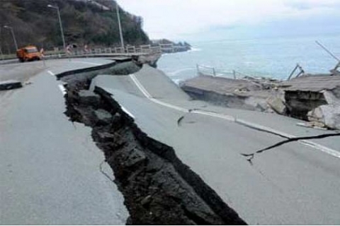 Karadeniz sahil yolu, dalgaların isnitat duvarlarını yıkmasıyla çöktü!