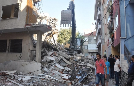 İzmir de bina yıkımında kopan parça sokağa düştü!