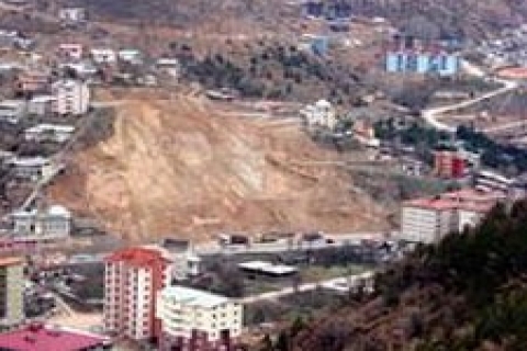 Gümüşhane'de yapılan konutta heyelan riski!