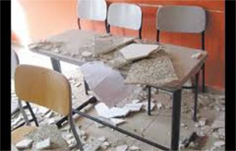 Halit Rıfat Paşa Endüstri Meslek Lisesi'nin tavanları çöküyor!